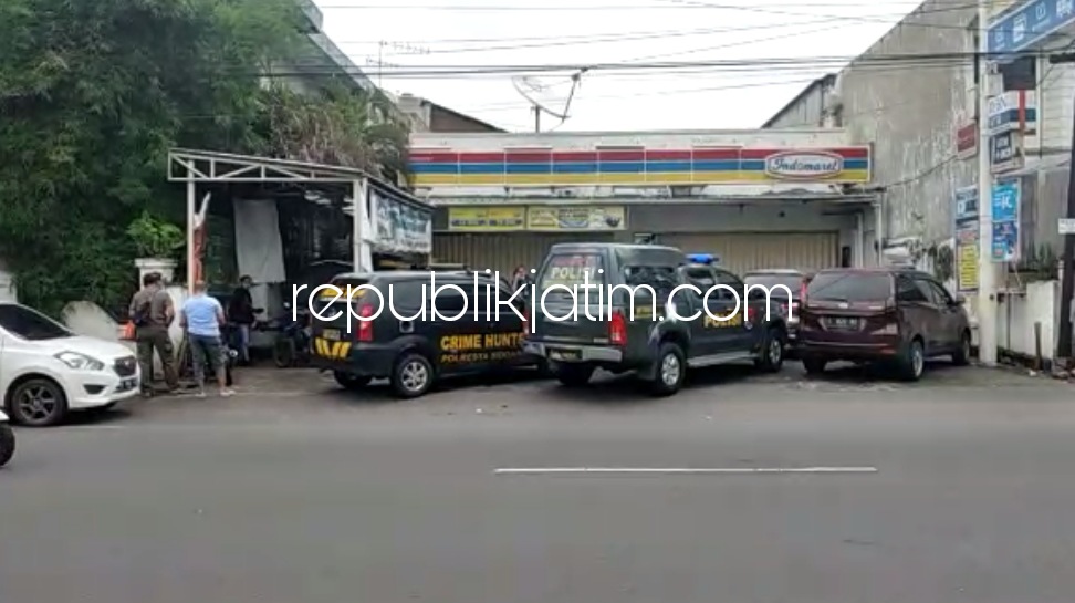 OLAH TKP - Sejumlah petugas Satuan Reskrim, Polresta Sidoarjo menggelar olah TKP kasus pencurian di minimarket yang ada di JL Diponegoro, Sidoarjo Kota, Selasa (01/03/2022).