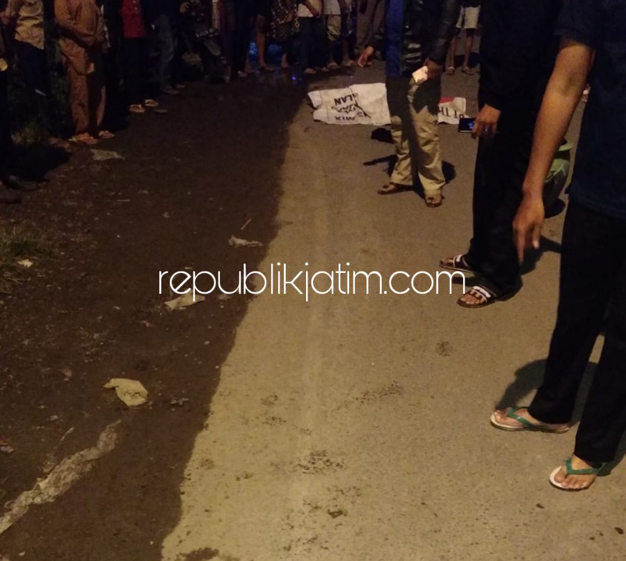PELAJAR - Sejumlah warga mengevakuasi korban kecelakaan motor lawan truk yang terjadi di JL Raya Sambibulu, Kecamatan Taman, Sidoarjo, Selasa (01/03/2022) malam. 