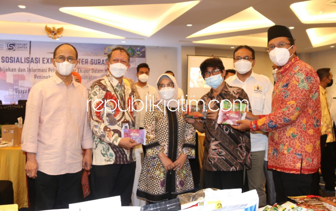 EKSPOR - Bupati Sidoarjo, Ahmad Muhdlor Ali mendorong para pelaku UMKM asal Sidoarjo berani bersaing di pasar global dengan ekspor ke luar negeri saat acara pelatihan di Luminor Hotel Sidoarjo, Rabu (02/03/2022). 