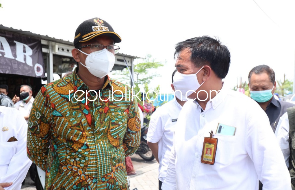 INSTRUKSIKAN - Bupati Sidoarjo, Ahmad Muhdlor Ali (Gus Muhdlor) menginstruksikan Satpol PP mengedepankan sikap humas dalam penertiban PKL, Jumat (04/03/2022).