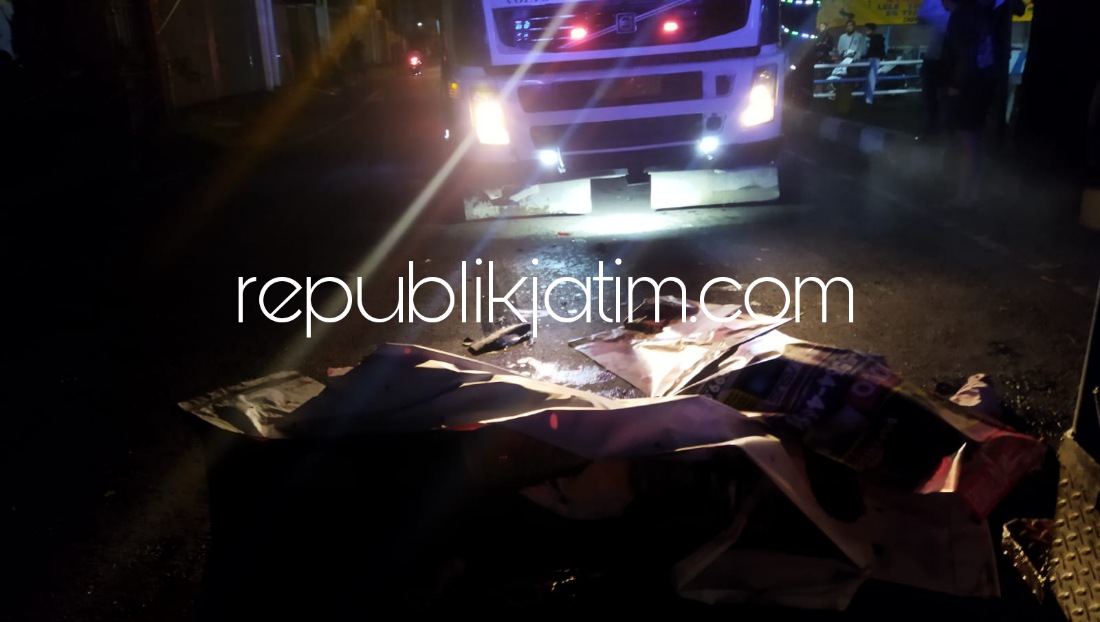 OLAH TKP - Petugas Unit Laka, Satuan Lantas, Polresta Sidoarjo menggelar olah TKP kecelakaan antara motor mahasiswa dan truk trailer di JL Brigjend Katamso, Desa Wedoro, Kecamatan Waru, Sidoarjo, Sabtu (05/03/2022) dini hari.