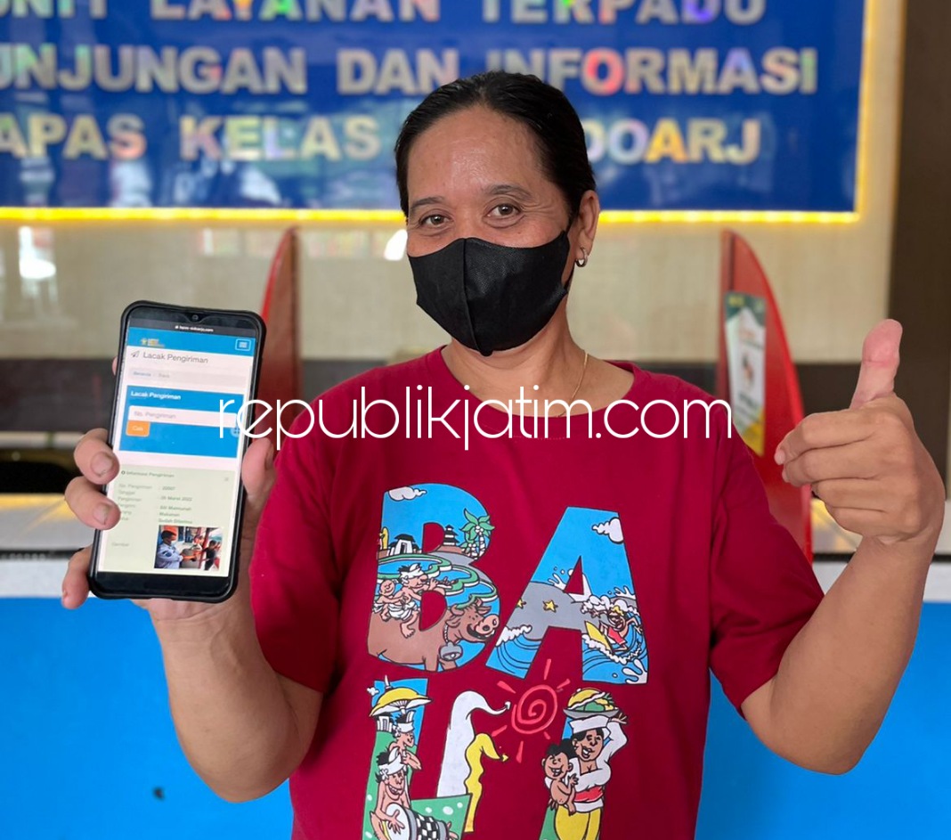 APLIKASI - Lapas Sidoarjo Kanwil Kemenkumham Jatim berupaya menjamin kepastian pelayanan publik salah satunya dengan memberi layanan Cak Man (Lacak Pengiriman) untuk mengetahui barang titipan bagi Warga Binaan Pemasyarakatan (WBP), Sabtu (05/03/2022).