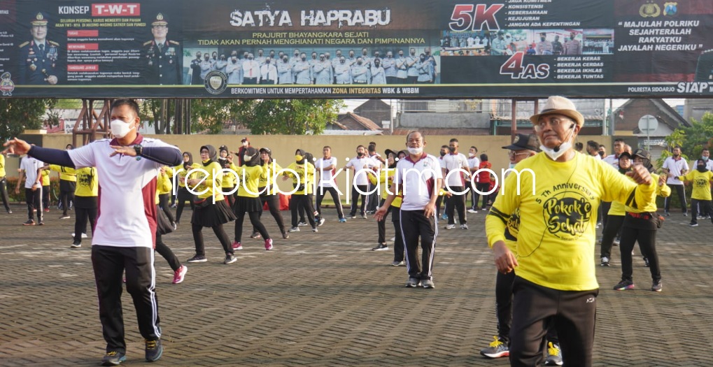 SENAM - Kapolresta Sidoarjo Kombes Pol Kusumo Wahyu Bintoro beserta anggota melakukan senam bersama dengan instruktur mantan Menteri BUMN Dahlan Iskan (DI) style di Polresta Sidoarjo, Sabtu (05/03/2022).