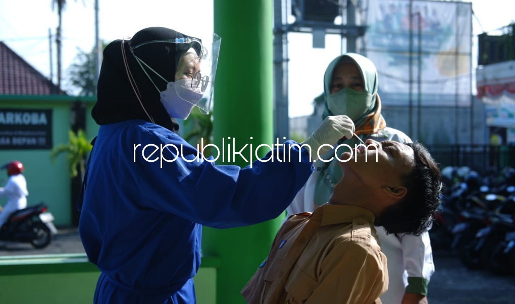 SWAB - Sebanyak 125 siswa kelas XI SMK Plus NU Sidoarjo melaksanakan tes swap antigen untuk memastikan anak didik yang akan menjalani PKL terbebas Covid-19, Jumat (04/03/2022).