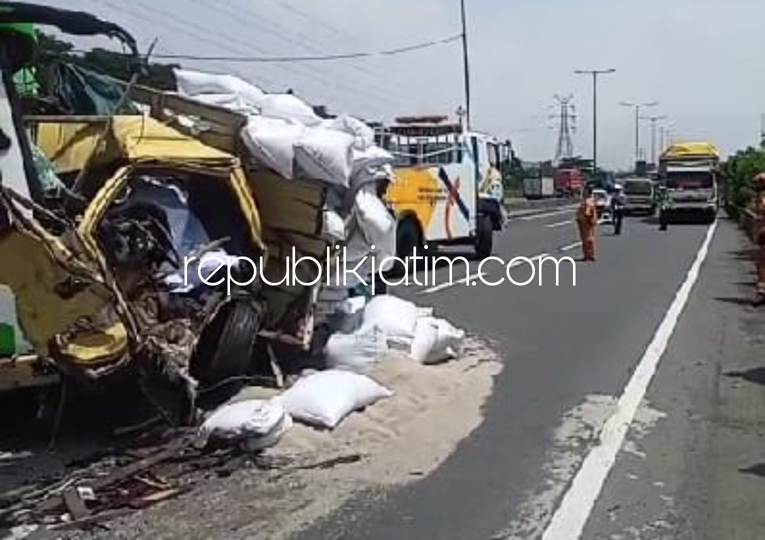 EVAKUASI - Petugas mengevakuasi korban kecelakaan yang melibatkan truk dan bus di Jalan Tol Surabaya - Waru hingga mengakibatkan dua korban tewas di lokasi kejadian, Sabtu (05/03/2022).