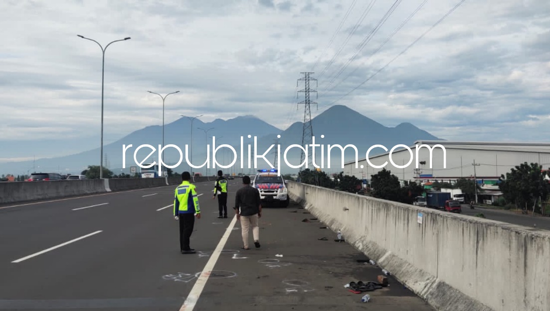 OLAH TKP - Sejumlah petugas Unit Laka, Satuan Lantas, Polresta Sidoarjo menggelar olah TKP para korban yang tertabrak mobil di Tol Gempol - Sidoarjo saat mengganti ban, Minggu (06/03/2022).