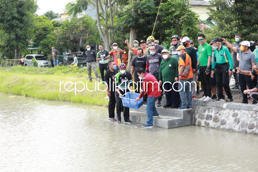 IKAN - Bupati Sidoarjo, Ahmad Muhdlor Ali melepas 1,5 ton iklan nila merah di Bosem bekas lahan kosong TKD Kelurahan Sekardangan, Kecamatan Sidoarjo ditemani Plt Bupati Nganjuk, Marhaen Djumadi di Perumahan Sekardangan Indah, Minggu (06/03/2022).