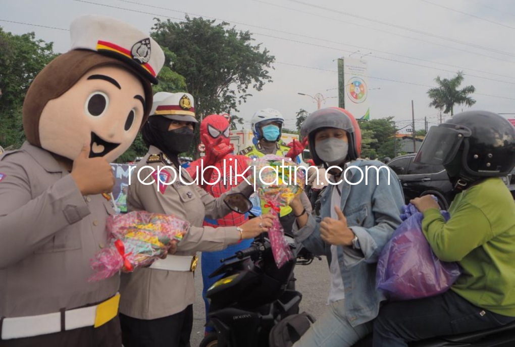 SPIDERMAN - Anggota Satuan Lantas Polresta Sidoarjo bersama Spiderman turun ke jalan raya mengajak para pengendara tertib berlalu lintas dan mematuhi protokol kesehatan Covid-19, Minggu (06/03/2022).