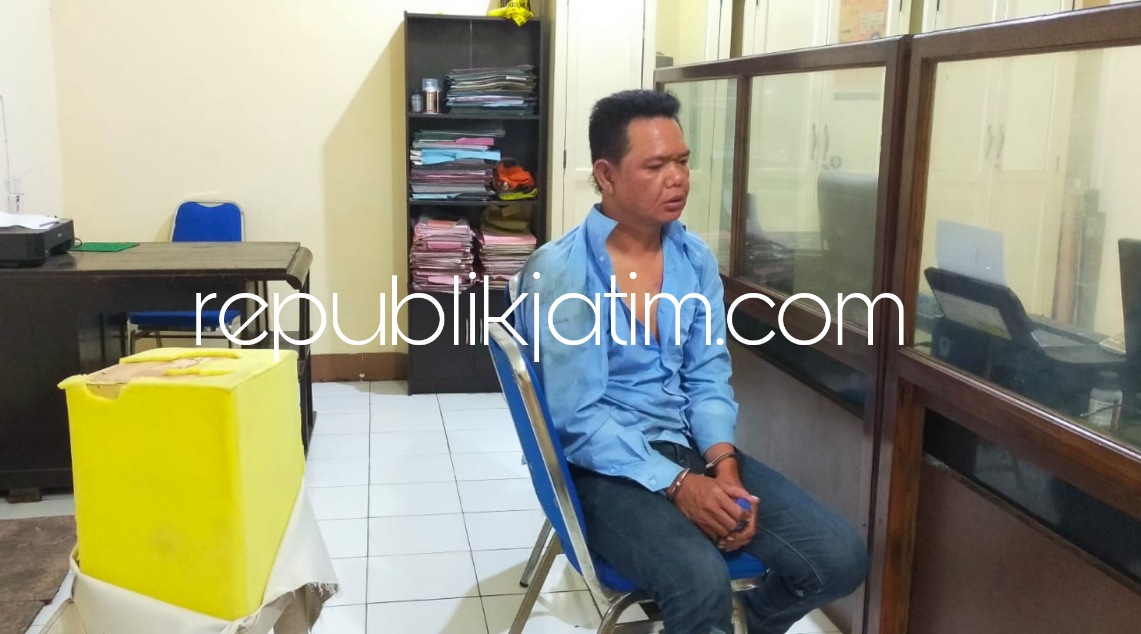BABAK BELUR - Tersangka pencurian kotak amal, M Hariyanto (42) warga Dusun Kalak, Desa Pagerwojo, Kecamatan Buduran dan barang bukti saat diamankan Polsek Krian usai dihajar warga Desa Jatikalang, Kecamatan Krian, Senin (07/03/2022).