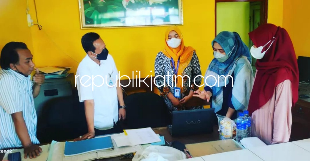 ABDIMAS - Tim Abdimas Umsida mendampingi perbaikan kinerja BUMDES berbasis Excel dengan pendampingan yang semula pencatatan secara manual dalam manajemen Badan Kredit Usaha (BKD) Desa Lemujut, Kecamatan Krembung, Sidoarjo, Rabu (09/03/2022).