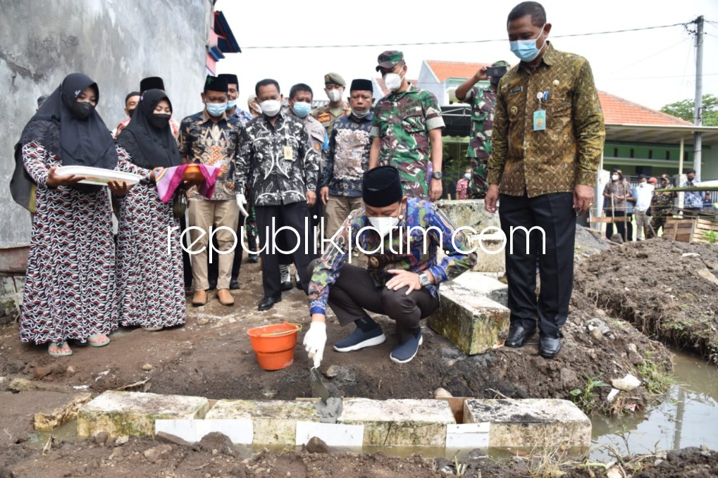 BATU PERTAMA - Wabup Sidoarjo Subandi meletakkan batu pertama pembangunan TPQ Darul Istiqomah, Desa Kwangsan, Kecamatan Sedati, Sidoarjo, Kamis (10/03/2022).