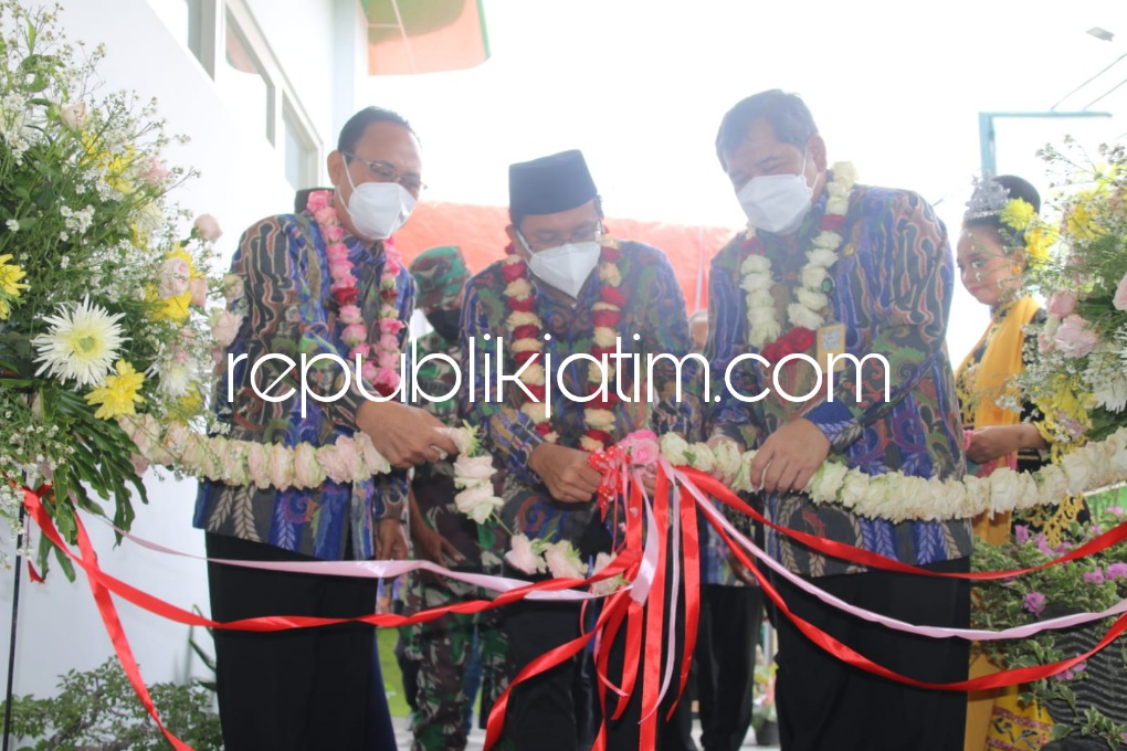 RESMIKAN - Bupati Sidoarjo, Ahmad Muhdlor Ali (Gus Muhdlor) meresmikan gedung UGD Puskesmas Jabon, Kamis, (10/03/2022).