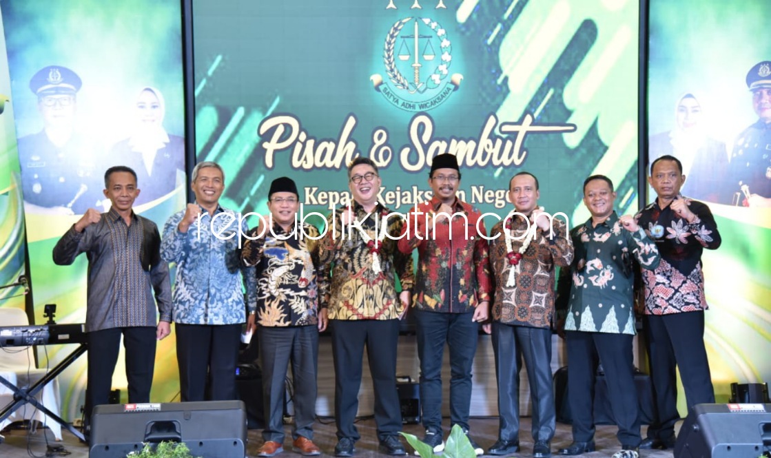 PISAH SAMBUT - Bupati Sidoarjo, Ahmad Muhdlor Ali menghadiri acara pisah sambut Kepala Kejari Sidoarjo dari Arief Zahrulyani kepada Akhmad Muhdhor di Aula Kantor Kejari Sidoarjo, Rabu (09/03/2022) malam.