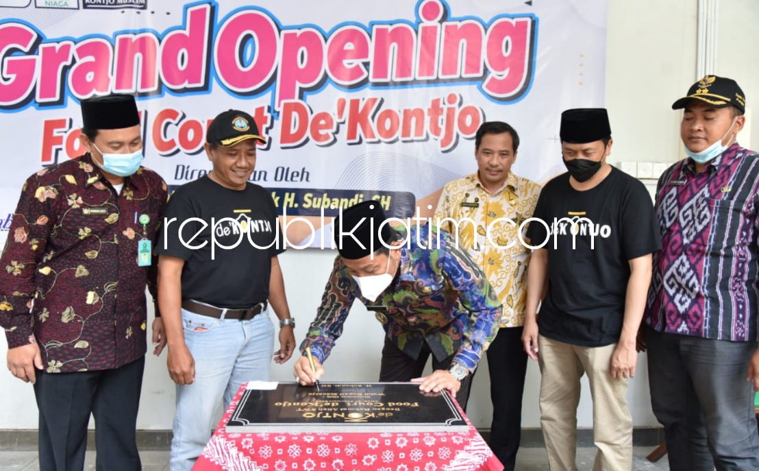 RESMIKAN - Wakil Bupati Sidoarjo, Subandi meresmikan Food Court De'Kontjo yang berada di Perumahan Puri Surya Jaya Gedangan, Sidoarjo, Kamis (10/03/2022).