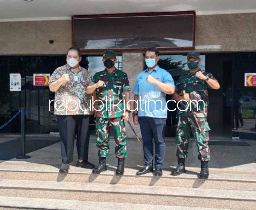 KUNJUNGAN - Pangdam V/Brawijaya Mayjen TNI Nurcahyanto saat melaksanakan kunjungan kerja ke PT Tjiwi Kimia Tbk, Kamis (10/03/2022). 