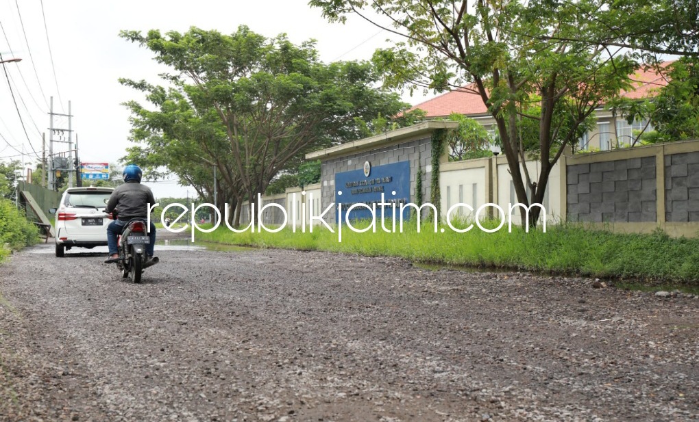PERBAIKI - Bupati Sidoarjo Ahmad Muhdlor Ali perintahkan Dinas PUBM dan SDA mengecek kondisi jalan di kawasan kantor Badan Pertanahan Nasional (BPN) Sidoarjo yang kondisinya rusak bergelombang mengakibatkan genangan air, Sabtu (12/03/2022).