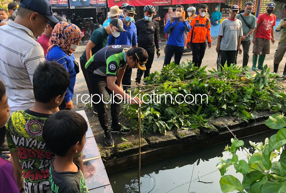 BERSIHKAN - Bupati Sidoarjo Ahmad Muhdlor Ali gencar turun ke desa-desa mengajak warga kerja bhakti membersihkan saluran air (drainase) seperti di Desa Kalitengah, Kecamatan Tanggulangin, Minggu, (13/03/2022). 