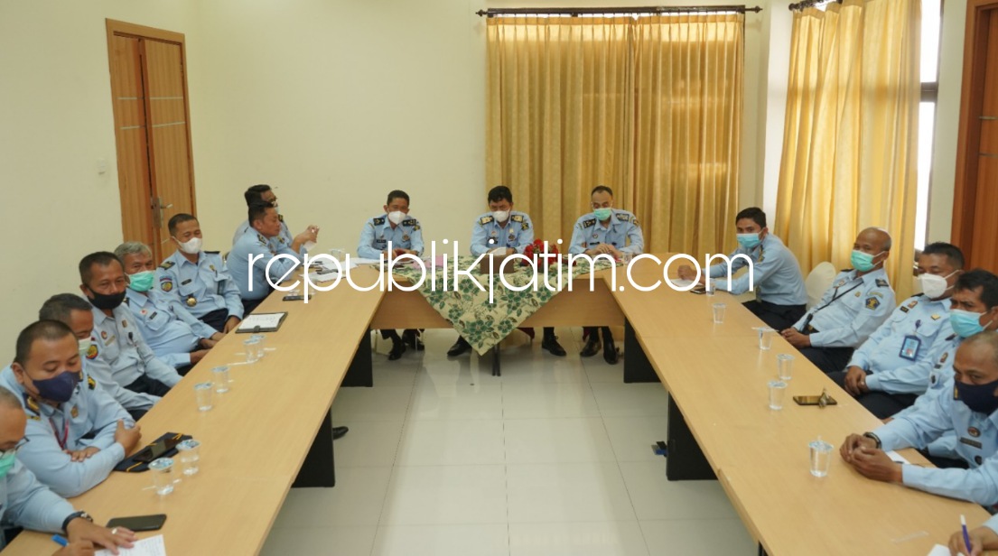 KOORDINASI - Kadiv Pemasyarakatan (kadivpas) Kanwil Kemenkumham Jatim, Teguh Wibowo tancap gas di hari pertamanya bekerja dengan koordinasi mengoptimalkan peran Unit Intelijen dan Sistem Database Pemasyarakatan, Senin (14/03/2022).