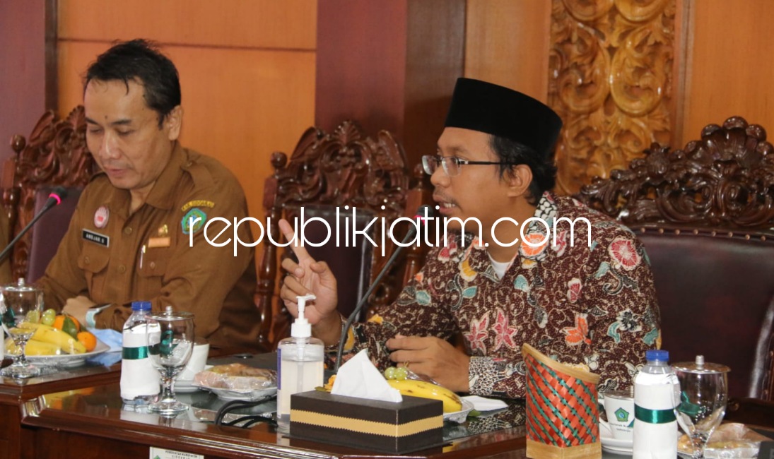 EVALUASI - Bupati Sidoarjo Ahmad Muhdlor Ali memimpin rapat dengan seluruh kepala OPD di Ops Room Pemkab Sidoarjo, Senin (14/03/2022). 