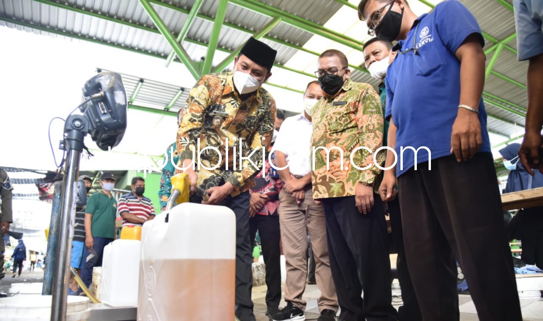 OPERASI PASAR - Wabup Sidoarjo, Subandi mengecek prosesi operasi pasar minyak goreng curah di Pasar Porong, Sidoarjo, Selasa (15/03/2022). 