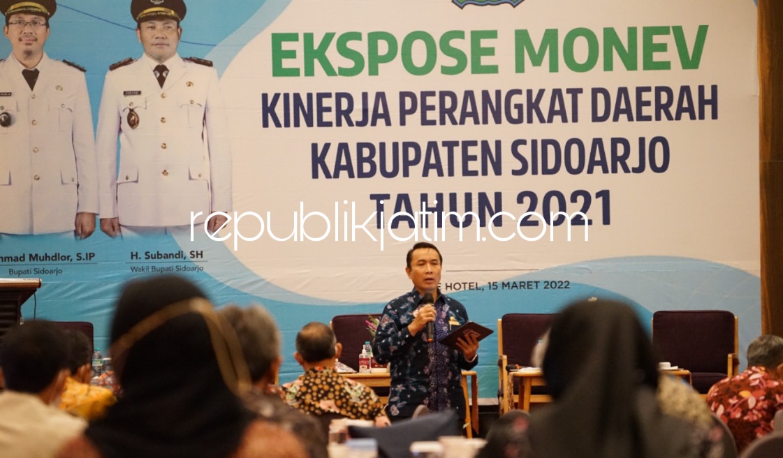 MONEV - Plh Sekretaris Daerah (Sekda) Kabupaten Sidoarjo, Andjar Surjadianto memimpin kegiatan ekspose Monitoring dan Evaluasi (Monev) kinerja Tahun 2021 di Fave Hotel Sidoarjo, Selasa (15/03/2022).