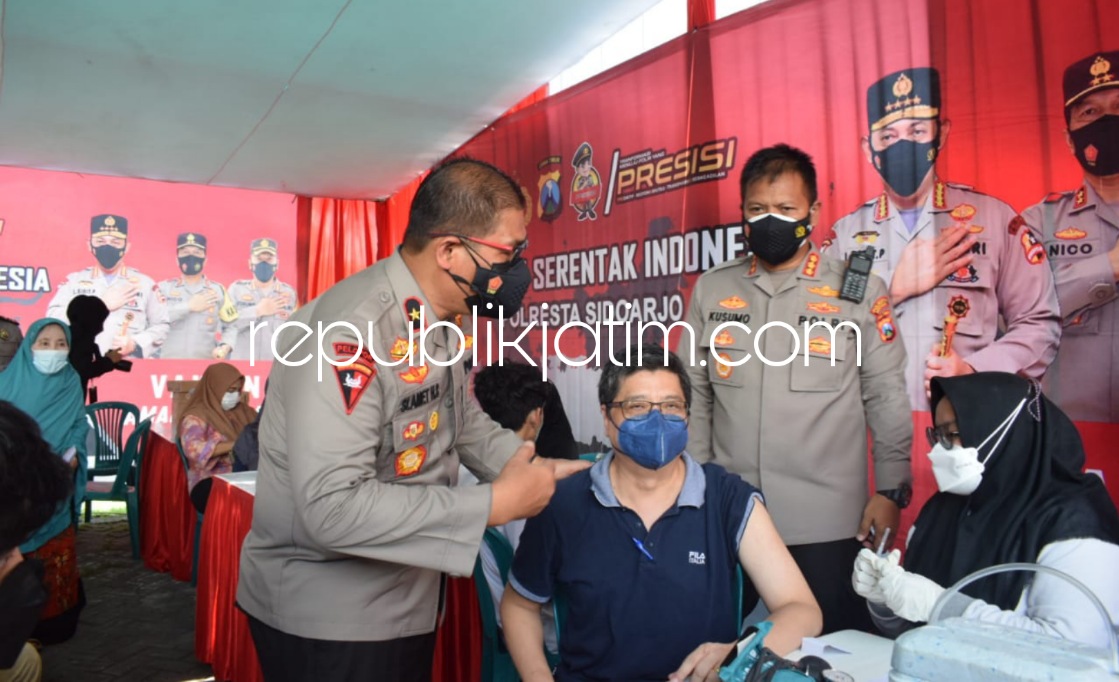 VAKSIN - Wakapolda Jawa Timur Brigjen Pol Slamet Hadi Supraptoyo mengikuti zoom meeting vaksinasi serentak Indonesia di Kantor Kelurahan Lemahputro, Kecamatan Sidoarjo, Rabu (16/03/2022).