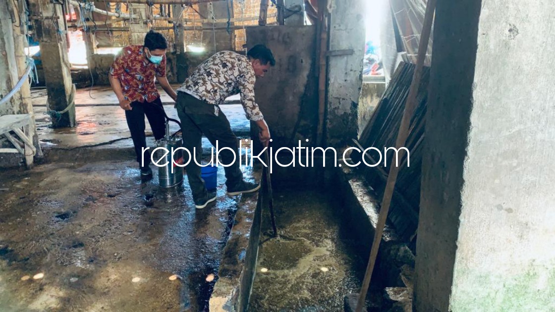 HILANGKAN BAU - Tim Dinas Lingkungan Hidup dan Kebersihan (DLHK) Pemkab Sidoarjo menyemprotkan cairan eco lindi pada dua rumah potong hewan di Kecamatan Krian untuk menghilangkan bau, Rabu (16/03/2022).
