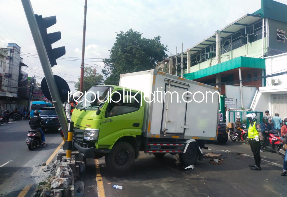 TABRAK - Tabrakan beruntun melibatkan 3 kendaraan sekaligus melibatkan dua truk box dan motor hingga menabrak traffic light di JL Raya Pucang, Sidoarjo, Rabu (16/03/2022) sore.