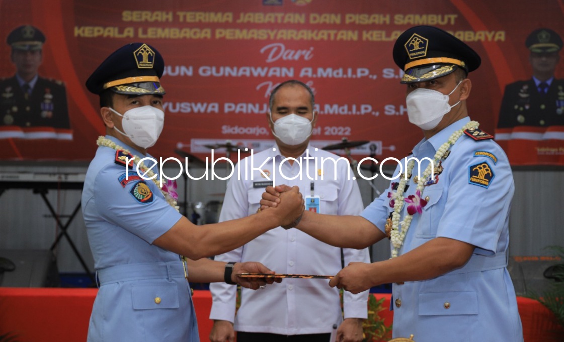 SERAH TERIMA - Tongkat estafet kepemimpinan Lapas I Surabaya di Porong berganti dari pejabat lama Gun Gun Gunawan diserahkan tugas, wewenang dan tanggungjawabnya kepada Jalu Yuswa Panjang, Rabu (16/03/2022).