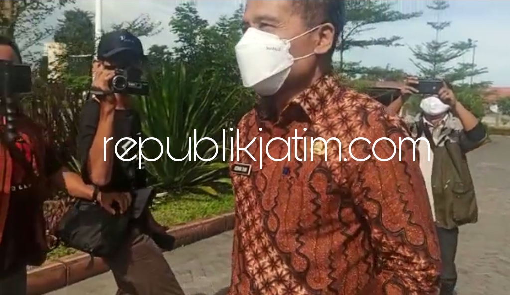 DIPERIKSA - Mantan Sekda, Achmad Zaini yang kini menjabat Asisten III Pemkab Sidoarjo saat dicecar pertanyaan sejumlah wartawan usai menjalani pemeriksaan di Polresta Sidoarjo, Kamis (17/03/2022) sore.