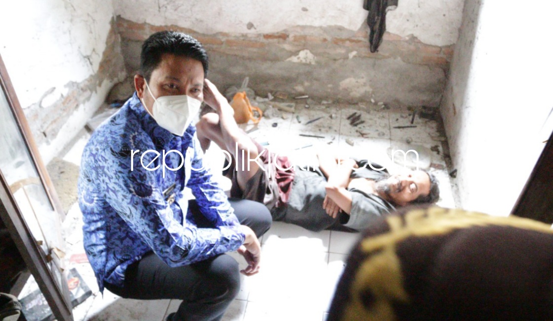 ODJG - Wabup Sidoarjo, Subandi didampingi Ketua Komisi D DPRD Sidoarjo, M Dhamroni Chudlori dan Kades Kedungkembar menyerahkan bantuan kepada OJG dan warga kurang mampu di Desa Kedungkembar, Kecamatan Prambon, Sidoarjo, Kamis (17/03/2022).