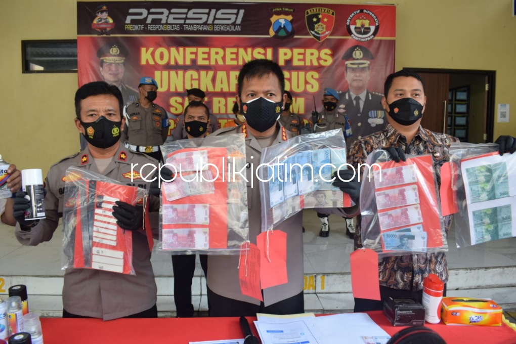 UPAL - Kapolresta Sidoarjo Kombes Pol Kusumo Wahyu Bintoro menunjukkan tersangka membuat dan mengedarkan Uang Palsu (Upal) A (41) warga Prambontergayang, Kecamatan Soko, Tuban yang diamankan petugas Polsek Krian, Jumat (18/03/2022).