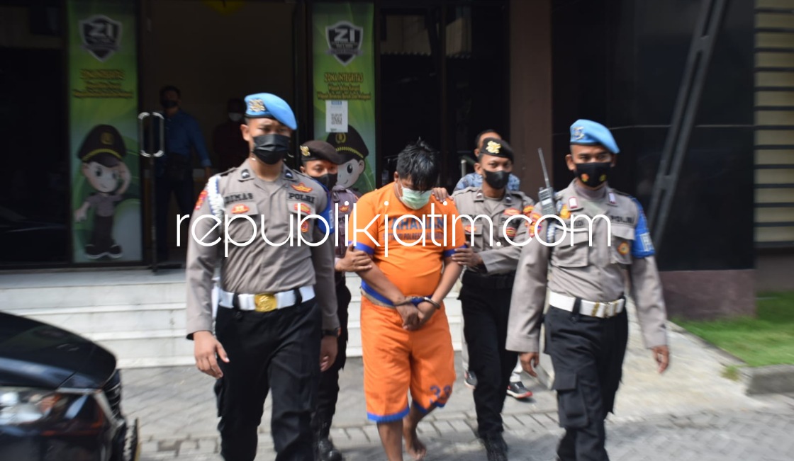 GELANDANG - Dengan memakai masker TNI-Polri tersangka MW (34) warga asal Gempol, Kabupaten Pasuruan digelandang karena mengaku anggota Polisi Satuan Resnarkoba dengan nekat beberapa kali melakukan pemerasan kepada para korbannya, Jumat (18/03/2022).
