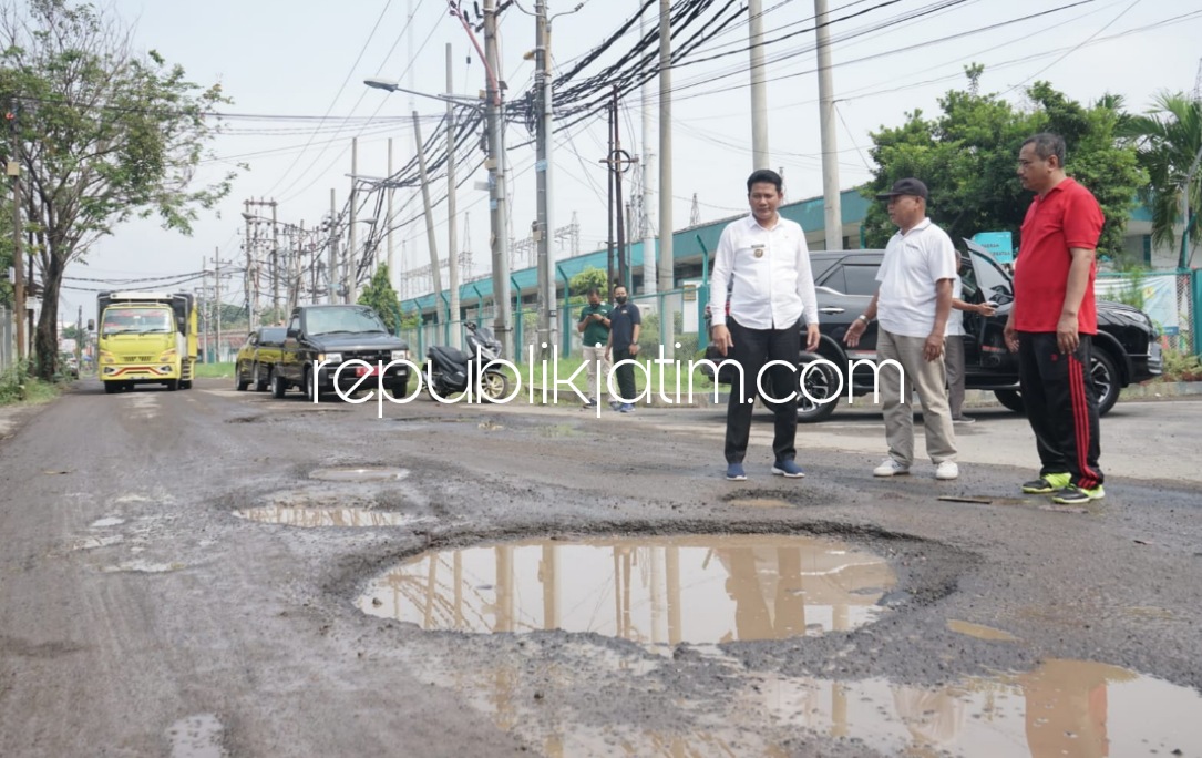 RUSAK - Wabup Sidoarjo Subandi minta Dinas PUBM dan SDA Pemkab Sidoarjo bergerak cepat memperbaiki jalan rusak di Desa Sukorejo dan Desa Banjarkemantren, Kecamatan Buduran, Sidoarjo yang kondisinya rusak berat, Jumat (18/03/2022).