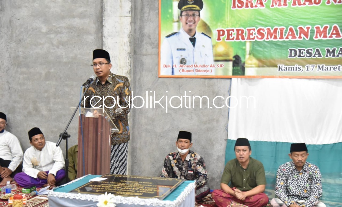 PASTIKAN - Bupati Sidoarjo Ahmad Muhdlor Ali memastikan beberapa proyek betonisasi mulai dikerjakan Maret 2022, termasuk JL Sukolegok sampai Panjunan, Kecamatan Sukodono saat peresmian Masjid Al Hasan, Desa Masangankulon, Kecamatan Sukodono, Kamis (17/03