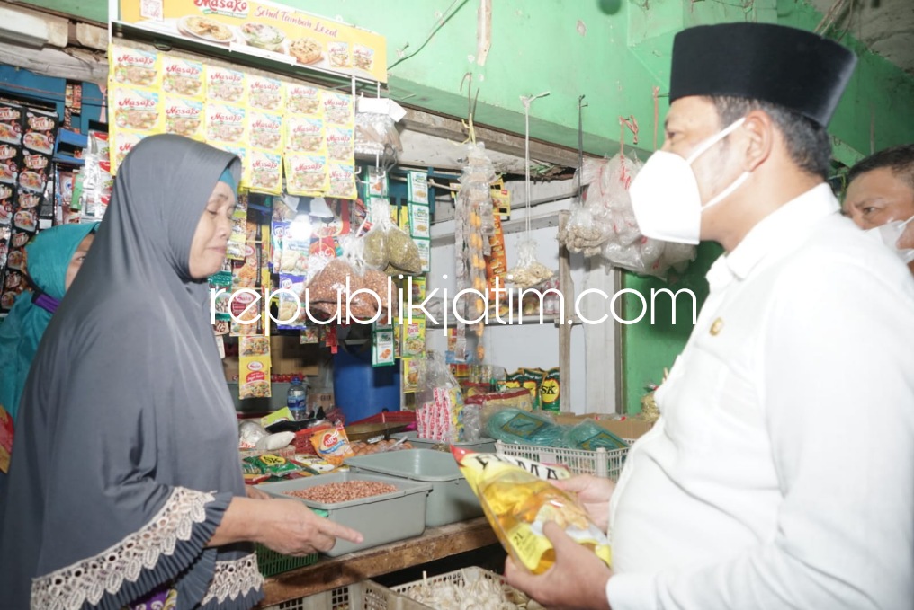SIDAK - Wabup Sidoarjo, Subandi didampingi Kepala Disperindag, Tjarda dan Kabid Pasar, Hoedi Prasetyo menggelar sidak ketersediaan Minyak Goreng (Migor) di Pasar Wadungasri, Kecamatan Waru, Sidoarjo, Jumat (18/03/2022).