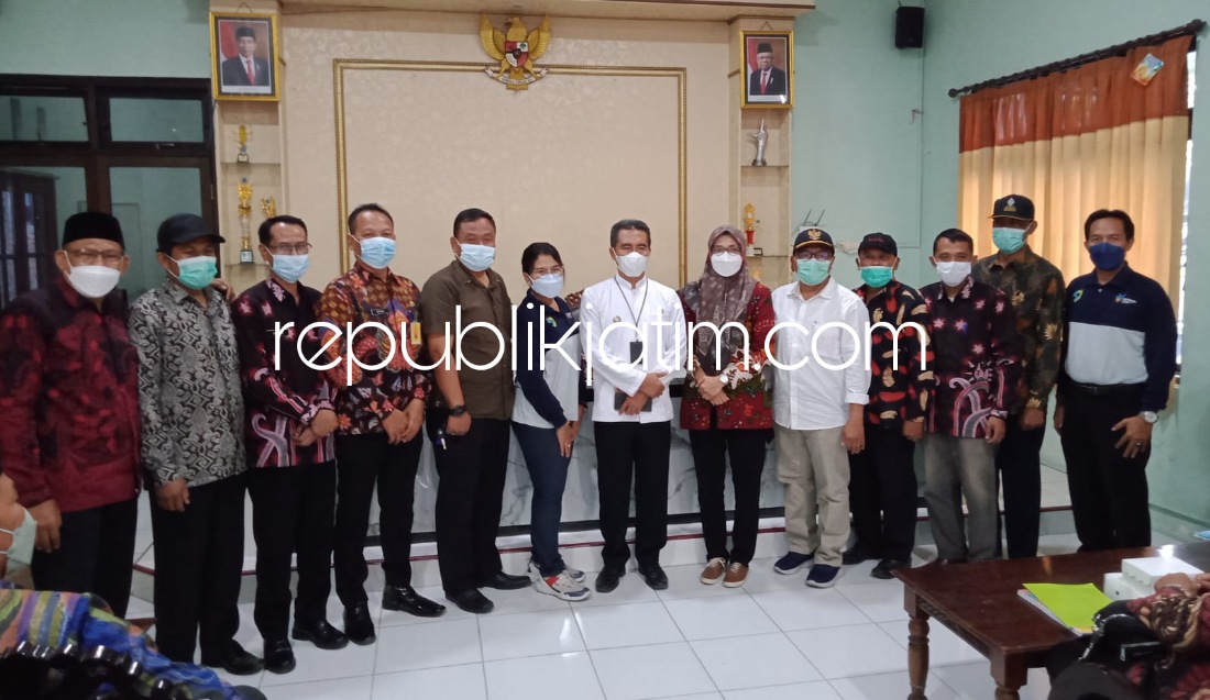 PISAH SAMBUT - Camat Wonoayu, Probo Agus Sunarno memberikan cindera mata kepada dr Barbara Irawati bersama para Kades dan dokter serta Forkopimka Wonoayu saat pisah sambut, Jumat (18/03/2022).