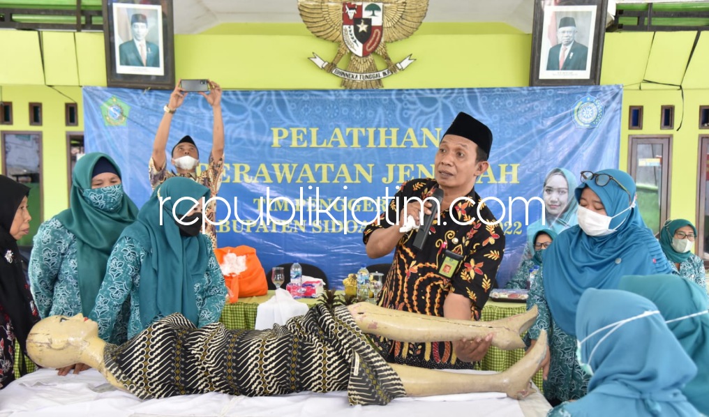 PELATIHAN - Sebanyak 100 anggota PKK asal Kecamatan Candi, Tanggulangi, Porong dan Jabon dilatih merawat jenazah yang memiliki penyakit menular di Balai Desa Lajuk Kecamatan Porong, Kamis (17/03/2022).