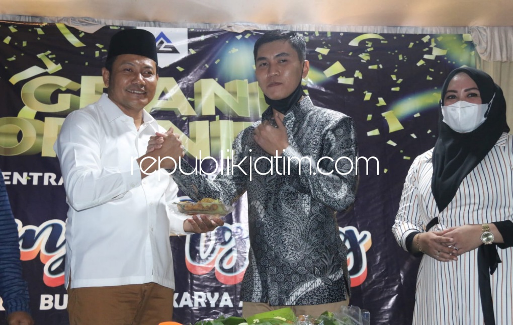 RESMIKAN - Wabup Sidoarjo Subandi meresmikan sentra kuliner baru, Senja Agung yang dikelola BUMDes Tri Karya Agung, Desa Kebonagung, Kecamatan Sukodono, Sidoarjo, Sabtu (19/03/2022) malam.