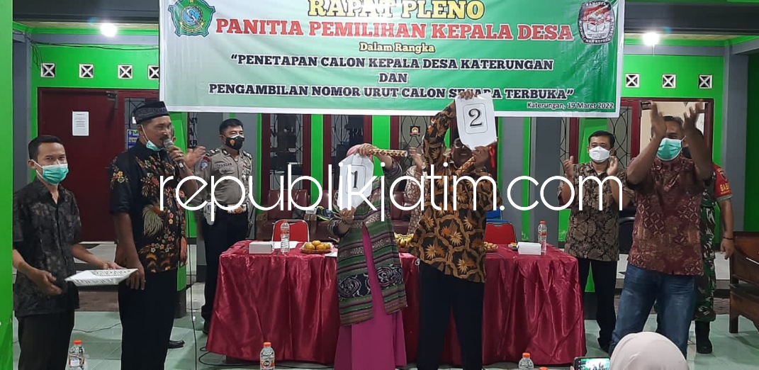 NOMOR - Suasana saat pengambilan nomor urut Cakades Katerungan, Kecamatan Krian, Sidoarjo, Sabtu (20/03/2022) malam.