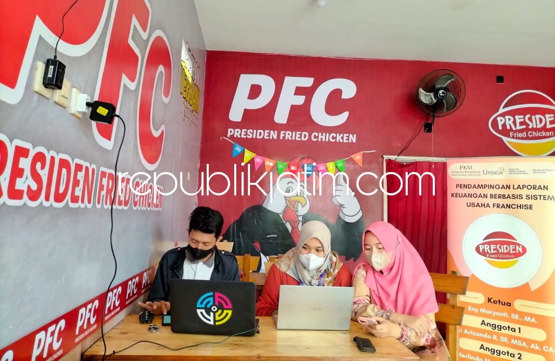 PENDAMPINGAN - Tim Abdimas Umsida yang dipimpin, Eny Maryanti mendampingi salah satu Usaha Mikro Kecil dan Menengah (UMKM) Presiden Fried Chicken yang ada di JL Raya Suko - Sidoarjo, Sidoarjo terutama soal laporan keuangan, Selasa (22/03/2022).