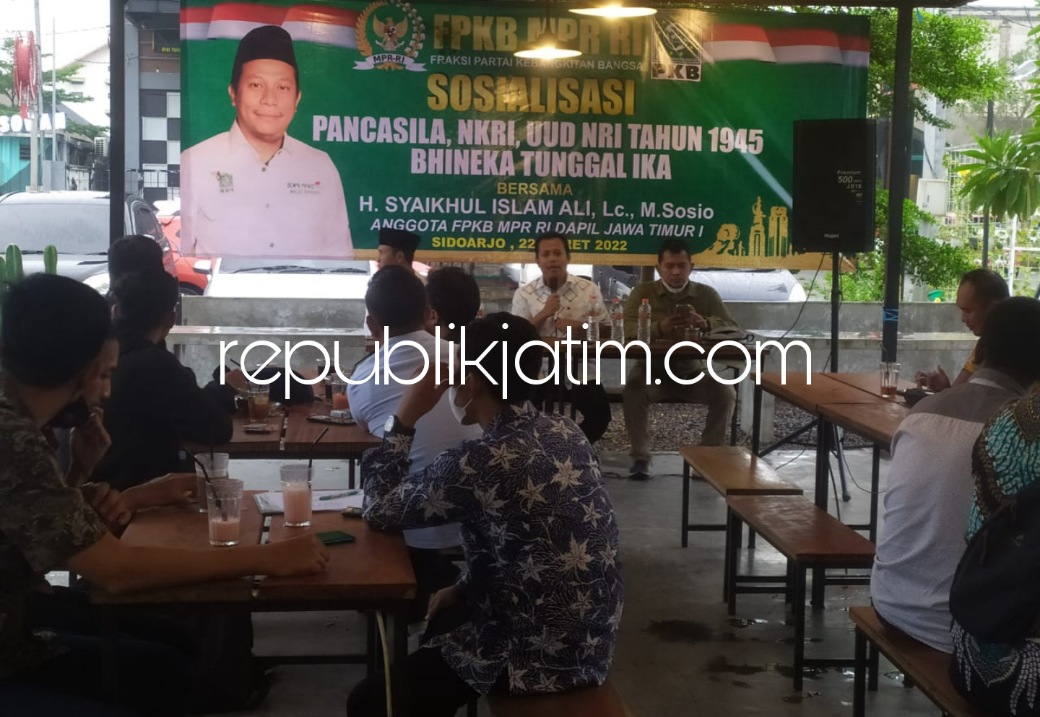 SOSIALISASI - Anggota MPR RI Syaikhul Islam Ali (Gus Syaikhul) menggelar sosialisasi 4 Pilar Kebangsaan dengan mengajak para pemuda kreatif dan berinovasi memformat sosialisasi yang menarik di salah satu Kafe di Kavling DPRD Sidoarjo, Selasa (22/03/2022).