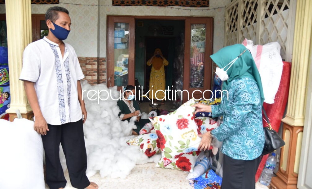 PENILAIAN - Tim Juri Lomba 10 Program Pokok PKK Sidoarjo mulai menilai enam desa yang masuk kategori ikut lomba selanjutnya, Selasa (22/03/2022). 