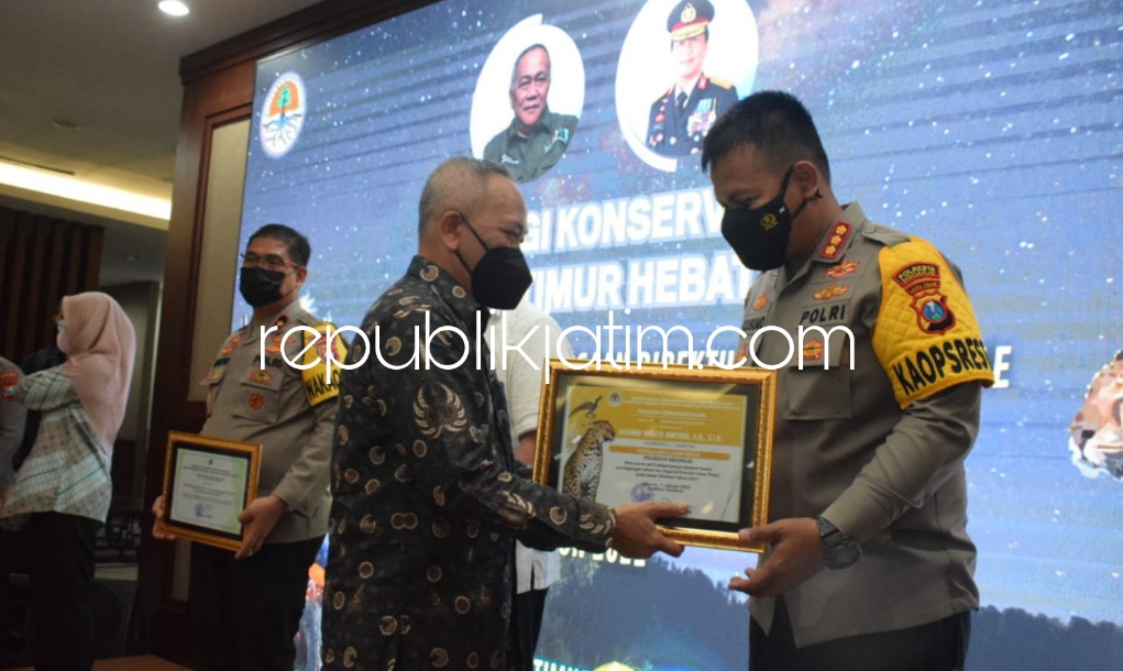 PENGHARGAAN - Dirjen KSDAE Kementerian LHK, Wiratno menyerahkan penghargaan kepada Wakapolda Jatim Brigjen Pol Slamet Hadi Supraptoyo dan sejumlah PJU Polda, Ditreskrimsus Polda, Kapolresta dan Kasat Reskrim Polresta Sidoarjo, Selasa (22/03/2022) malam.