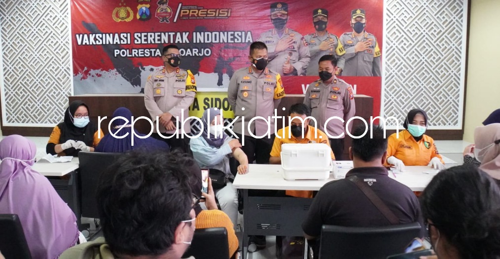 VAKSIN - Kapolresta Sidoarjo Kombes Pol Kusumo Wahyu Bintoro mengecek pelaksanaan vaksinasi booster untuk persiapan arus mudik lebaran, Kamis (24/03/2022).