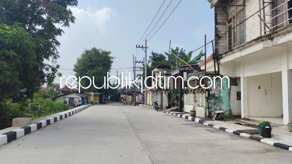 DIKERJAKAN LAGI - Proyek pembangunan jalan Frontage Road Aloha - Gedangan bakal dikebut lagi hingga tembus jalur Lingkar Timur di depan PT Maspion, Kamis (24/03/2022).