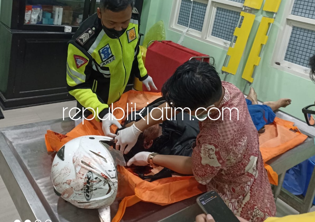 TEWAS - Pengendara motor yang tertimpa pipa terlepas dari bak truk di JL Raya Lingkar Timur di depan Perum Haveland, Desa Klurak, Kecamatan Candi, Sidoarjo tewas dievakuasi ke rumah sakit, Kamis (24/03/2022) petang.