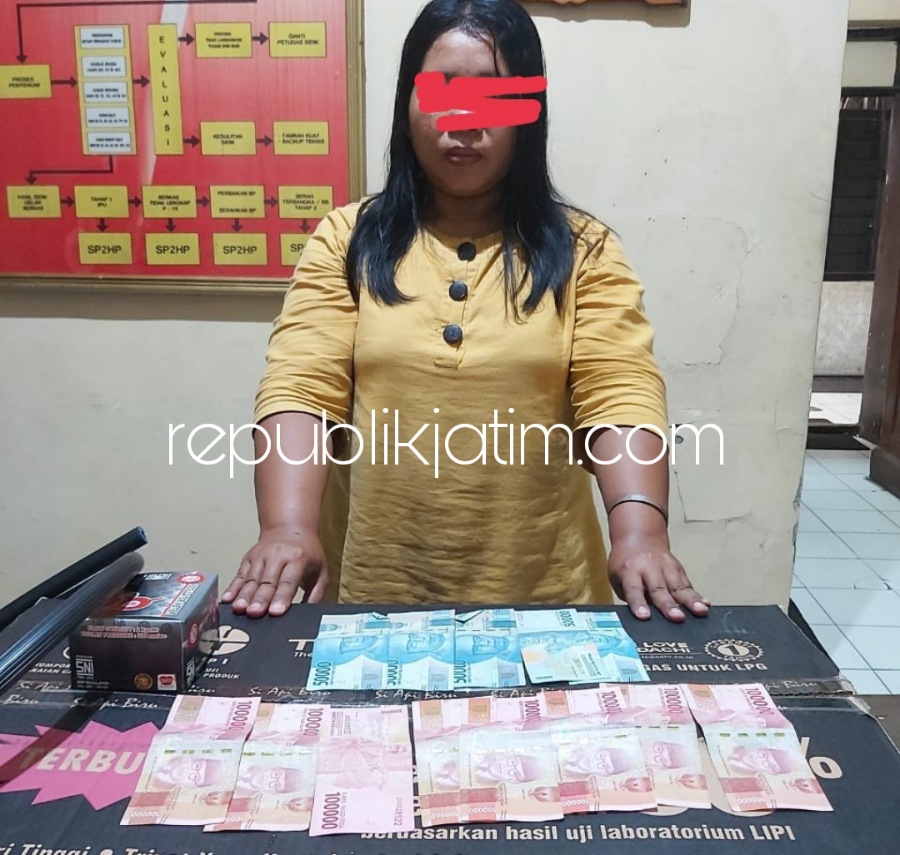 TERSANGKA - Pembantu rumah tangga Nur K (47) warga Bendul Merisi Kelurahan Bendul, Kecamatan Wonocolo, Kota Surabaya saat diamankan di Polsek Gedangan, Kamis (24/03/2022).