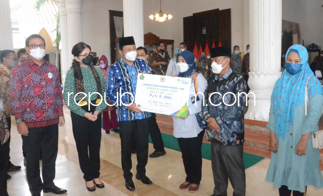 KUNJUNGAN - Wabup Sidoarjo, Subandi menerima Kunjungan Kerja Spesifik Komisi IX DPR RI sebagai Persiapan dan Sosialisasi Program Jaminan Kehilangan Pekerjaan (JKP) masa persidangan IV Tahun 2021-2022, di Pendopo Delta Wibawa, Kamis (24/03/2022).