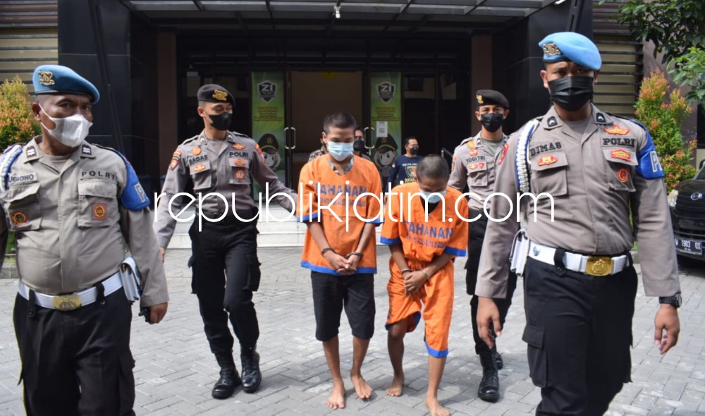 DIPAMERKAN - Dua tersangka spesialis pencurian motor, MRA dan MU diringkus petugas Satuan Reskrim, Polresta Sidoarjo bersama barang bukti motor hasil curiannya, Jumat (25/03/2022).